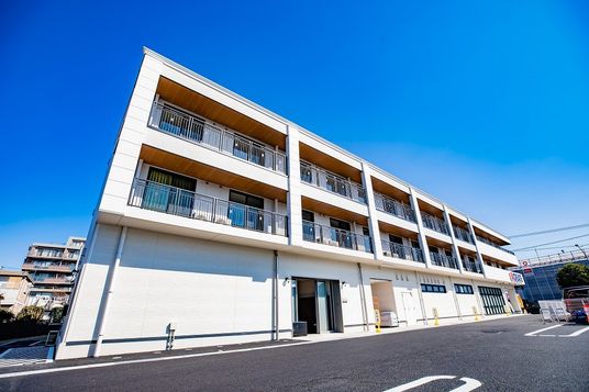 青空の下の建物外観