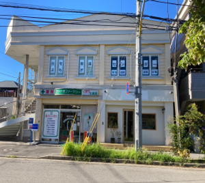 明るい外観の建物