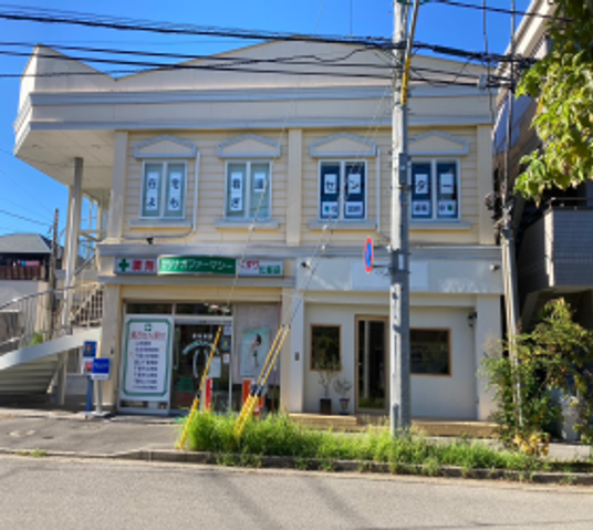 明るい外観の建物
