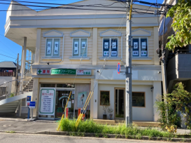 明るい外観の建物 外観 大きな窓が特徴の明るい建物です。自然光を取り入れる設計が施されています。