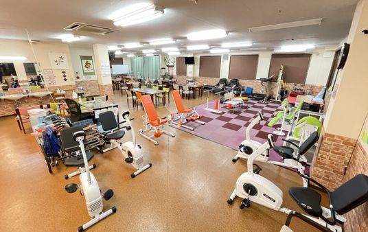 トレーニング設備が整う室内