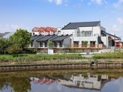 水辺の建物外観