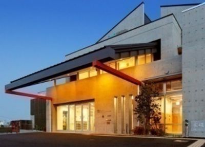 明るい建物の外観