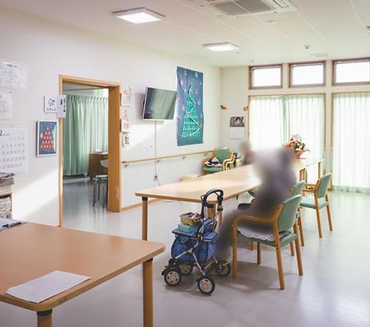 光が差し込むラウンジ