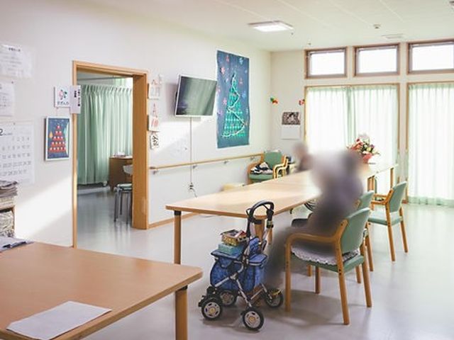 光が差し込むラウンジ ラウンジ 自然光が溢れるラウンジ。広々としたテーブルでゆったりと過ごせます。