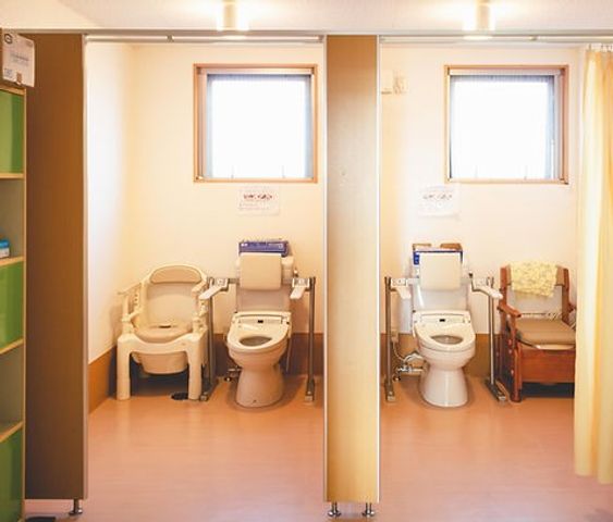 2つのトイレと椅子
