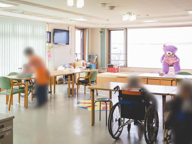 くまのぬいぐるみがある部屋 多目的室 自然光がたっぷり入る明るい空間です。車椅子の方も快適に過ごせる広さが特徴です。