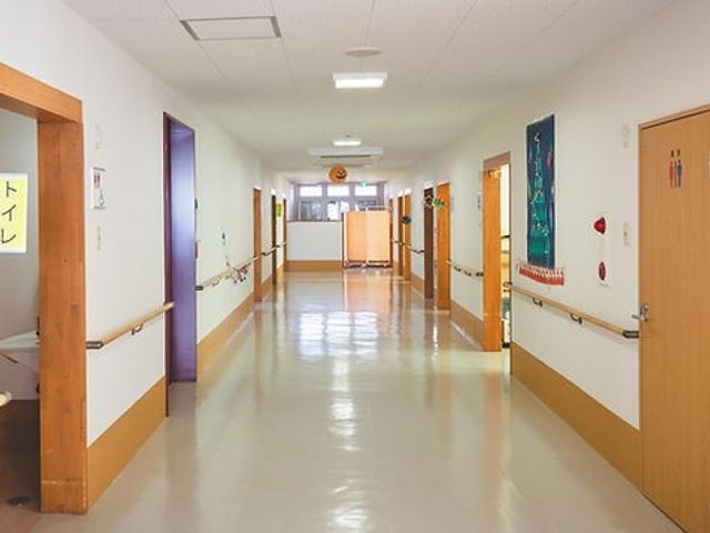 手すりのある廊下 廊下 手すり付きの廊下で、安全に通行できます。明るい照明で視界も良好です。