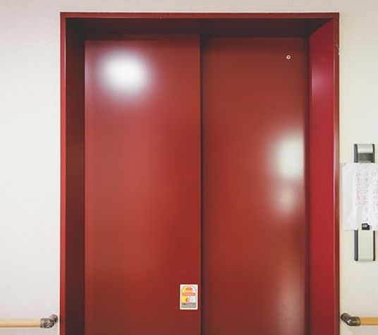 赤い扉のエレベーター