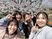 桜の下で笑う4人  