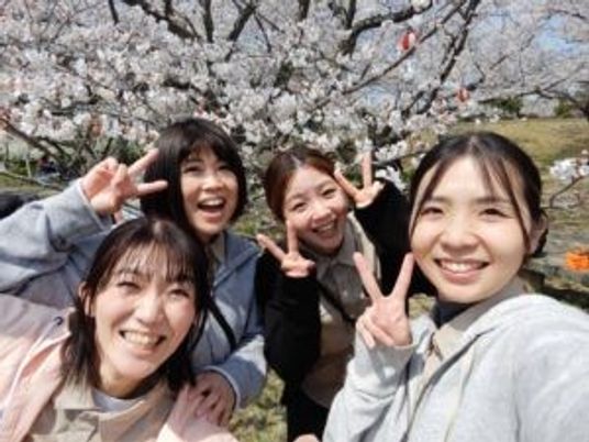 桜の下で笑う4人  