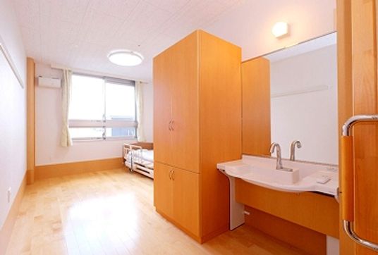 明るい個室の居室