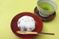 和菓子と緑茶が載ったテーブル
