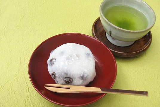 和菓子と緑茶が載ったテーブル