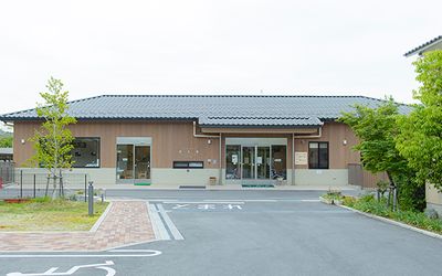 緑豊かな建物の外観