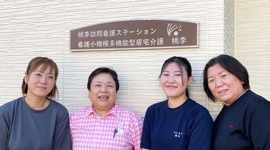 笑顔のスタッフが並ぶエントランス