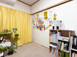 飾り棚のある多目的室  