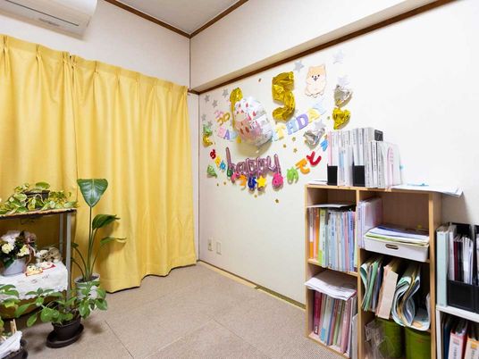 飾り棚のある多目的室  