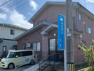 明るい日差しの外観