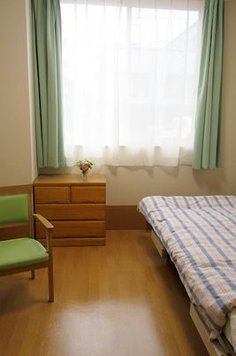 明るい居室内の様子