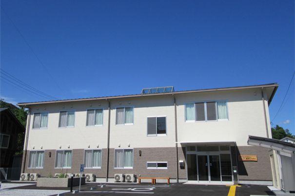青空の下の建物外観