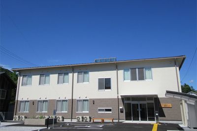 青空の下の建物外観