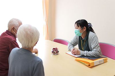 面談する人々の居室  