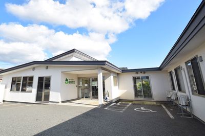 駐車場付きの建物入口