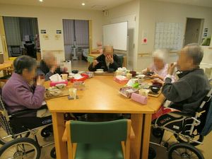 食事を楽しむ様子の部屋