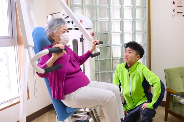トレーニングを見守る様子の機能訓練室