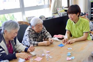みんなで手芸を楽しむテーブル