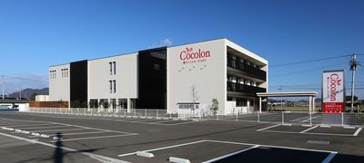 シンプルで広々とした外観