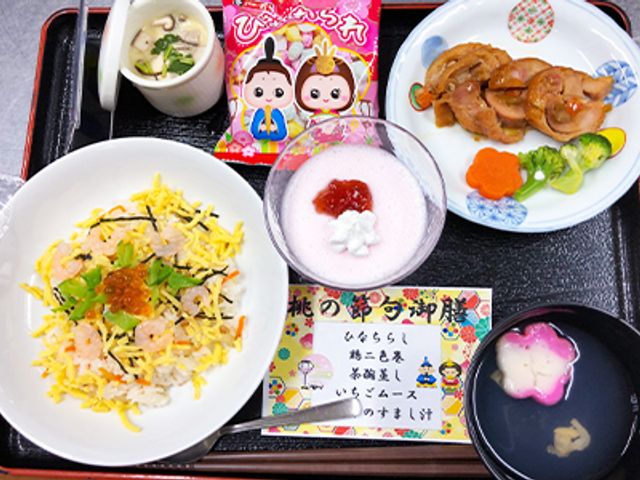 楽しげな食事の一コマ 食堂 色とりどりの食材が彩る手作り感溢れる食事です。栄養バランスも考えられたメニューで、楽しい食事時間をサポートします。