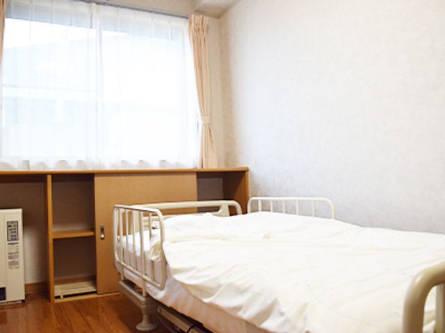 居心地の良い居室 居室 清潔感のある居室です。窓からの自然光が心地よい空間を演出しており、リラックスしてお過ごしいただけます。