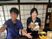 職員2人が並ぶ食堂  