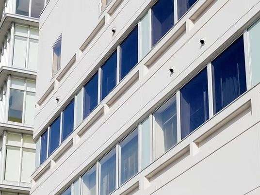 外観の窓が並ぶ建物外観  