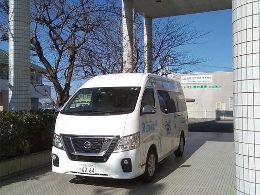 送迎車が停車する外観  