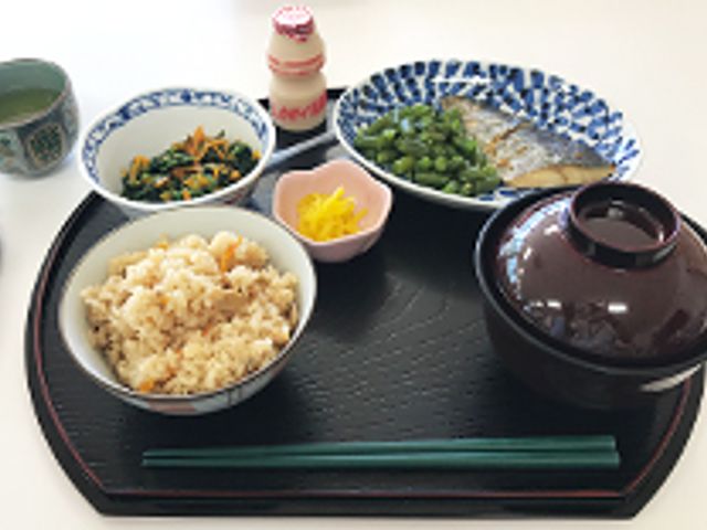 食事のトレイ 料理 栄養バランスの取れた和食が楽しめます。彩り豊かな献立です。