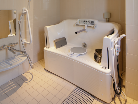 白い機械浴槽の浴室