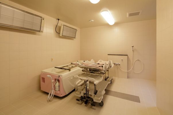 浴槽と機器がある浴室