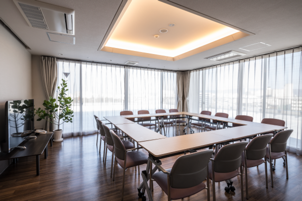 開放的な窓の多目的室