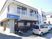 施設外観と看板  