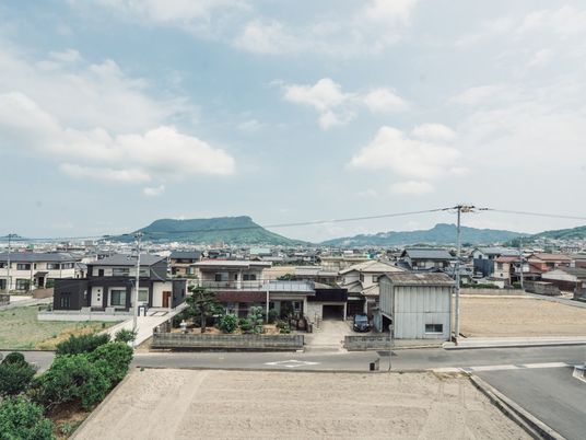山と住宅が広がる景色