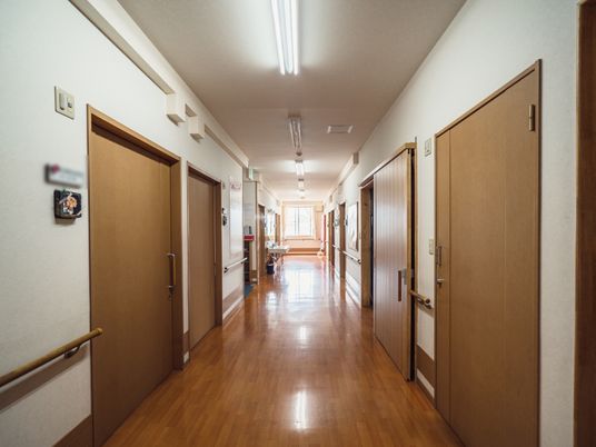 明るく広い施設の廊下