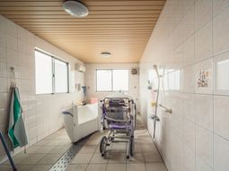 清潔なバリアフリー浴室