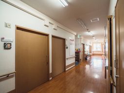 明るい廊下と入口