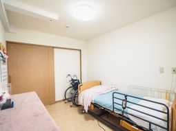 明るい居室の様子