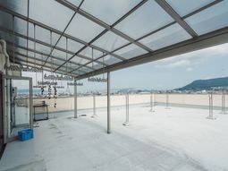 屋上の開放的な空間