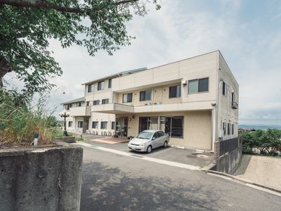 明るい外観の建物正面