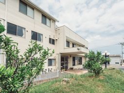 明るい建物の外観